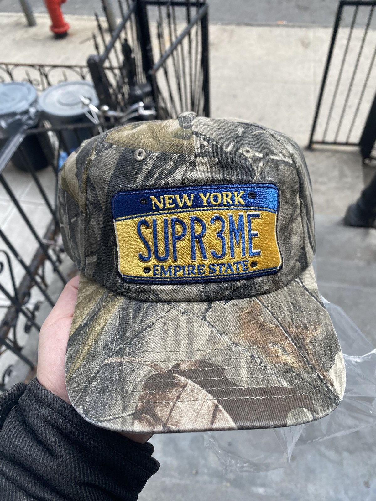 Supreme License Plate 6-Panel (FW25) Black - SS25 - US