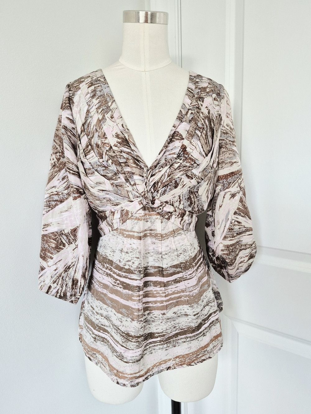 Bcbgmaxazria Pebble Combo 3/4 Puff Slv Tie-back V-neck Silk Blouse Spring Size M / US 6-8 / IT 42-44 - 2 Thumbnail