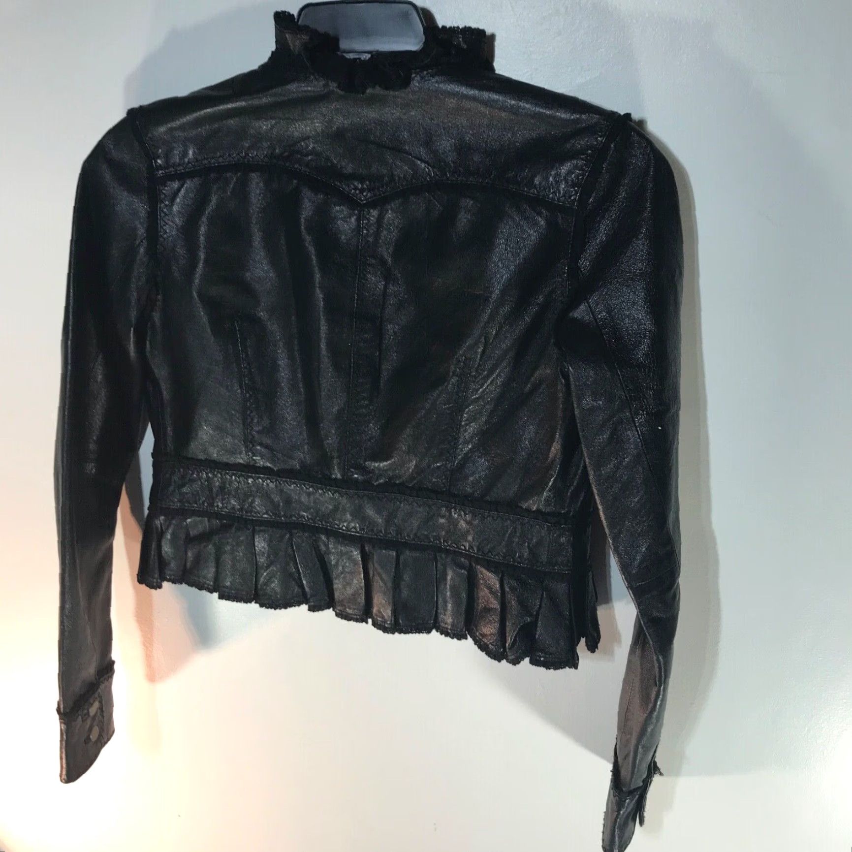 Vintage Moda International Black Leather Cropped Ruffle Jacket Womens Size S Modern Workwear Size S / US 4 / IT 40 - 2 Thumbnail