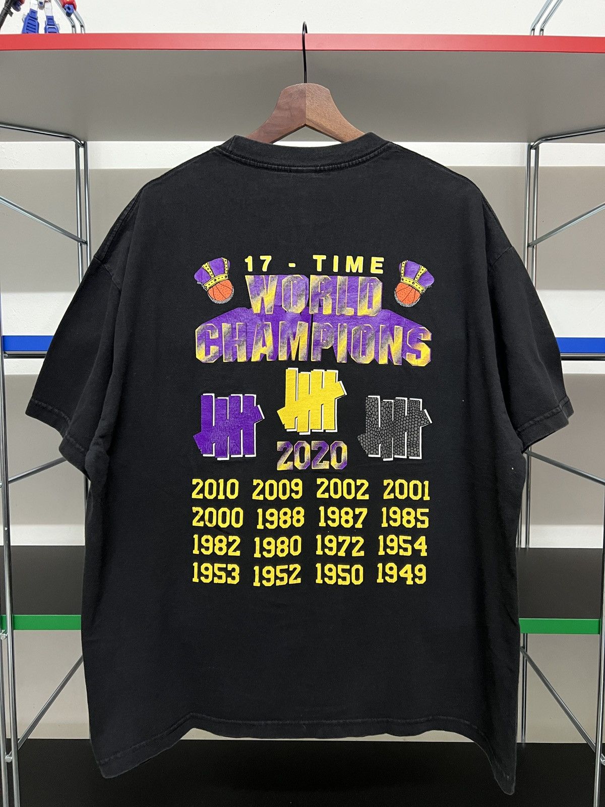 Undefeated Undefeated x Los Angeles Lakers 17th World Champions Tee Size US XL / EU 56 / 4 - 2 Thumbnail
