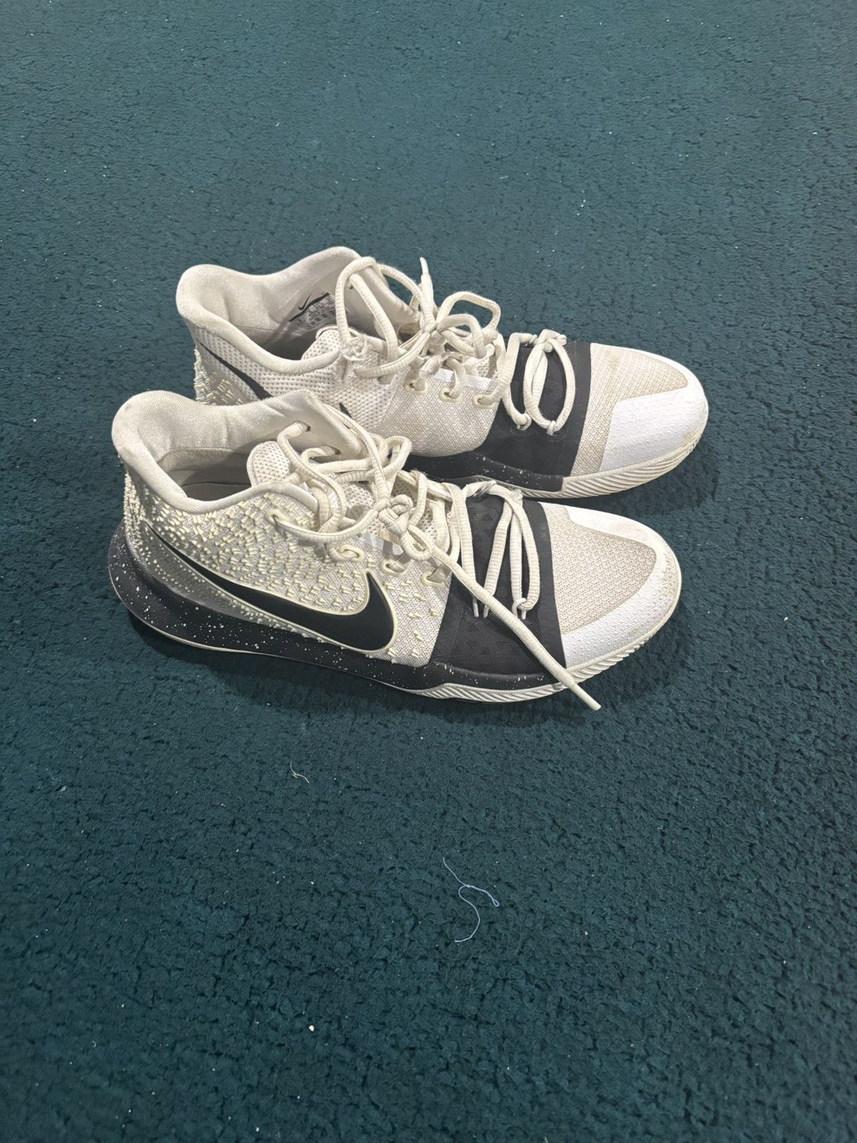 Nike Nike Kyrie 3 White and Black Size US 9 / EU 42 - 1 Thumbnail