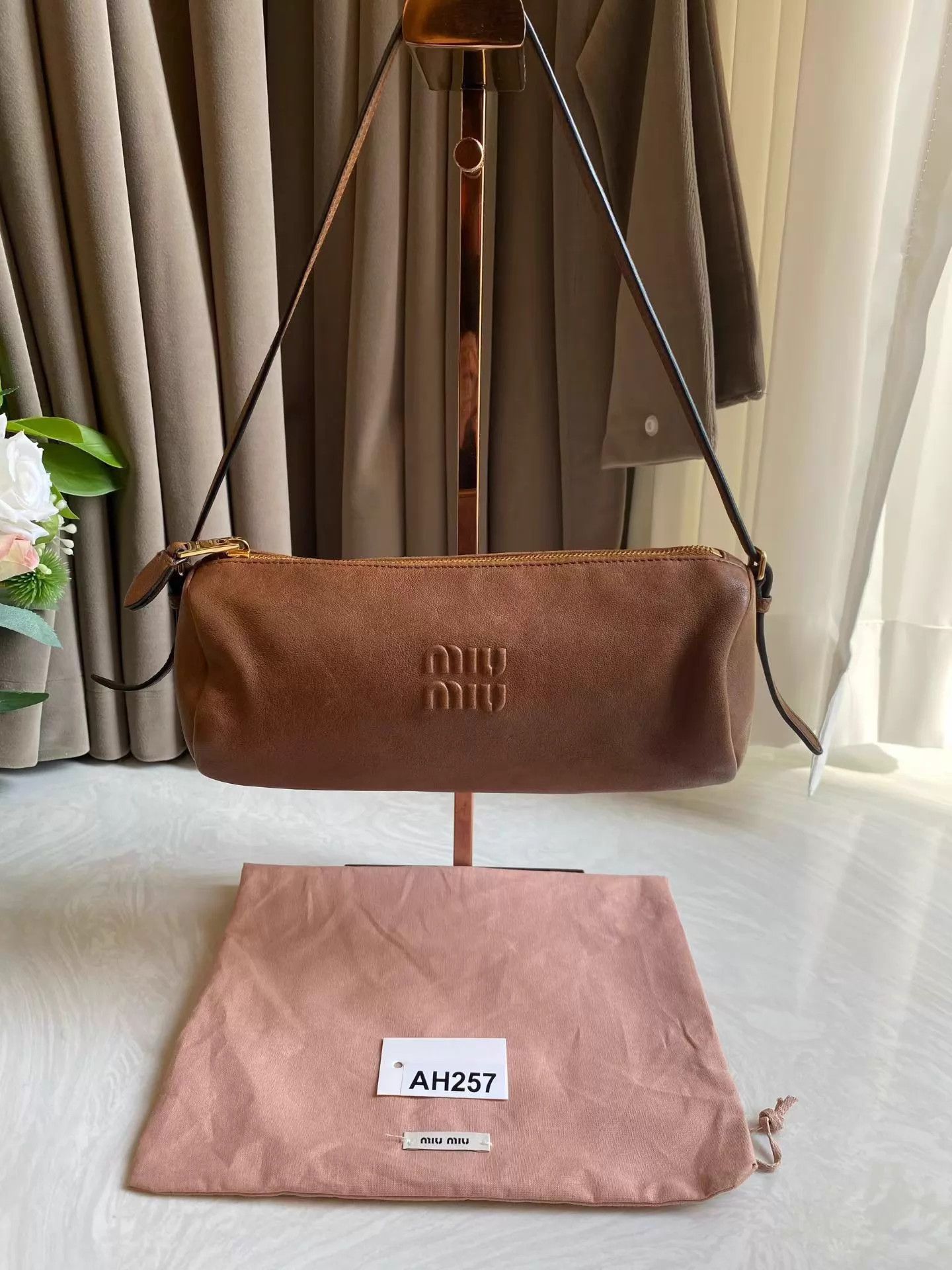 Miu Miu MIU MIU Caramel Cylindrical Underarm Bag 21x9x9 New AH257 Size ONE SIZE - 1 Thumbnail