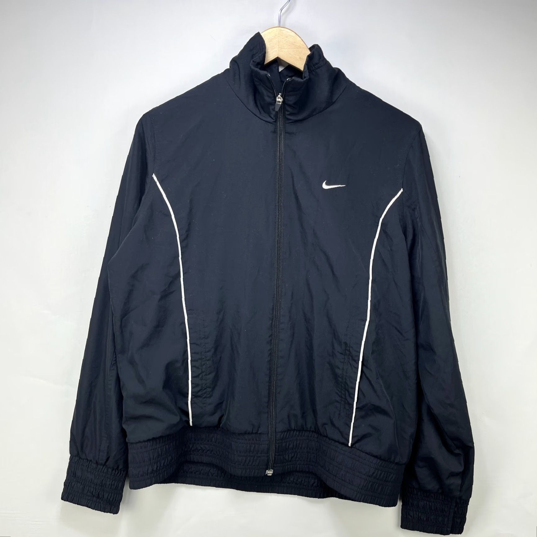 Nike VINTAGE Nike Swoosh Embroidered Windbreaker Jacket Womens XL Black Size XL / US 12-14 / IT 48-50 - 2 Thumbnail