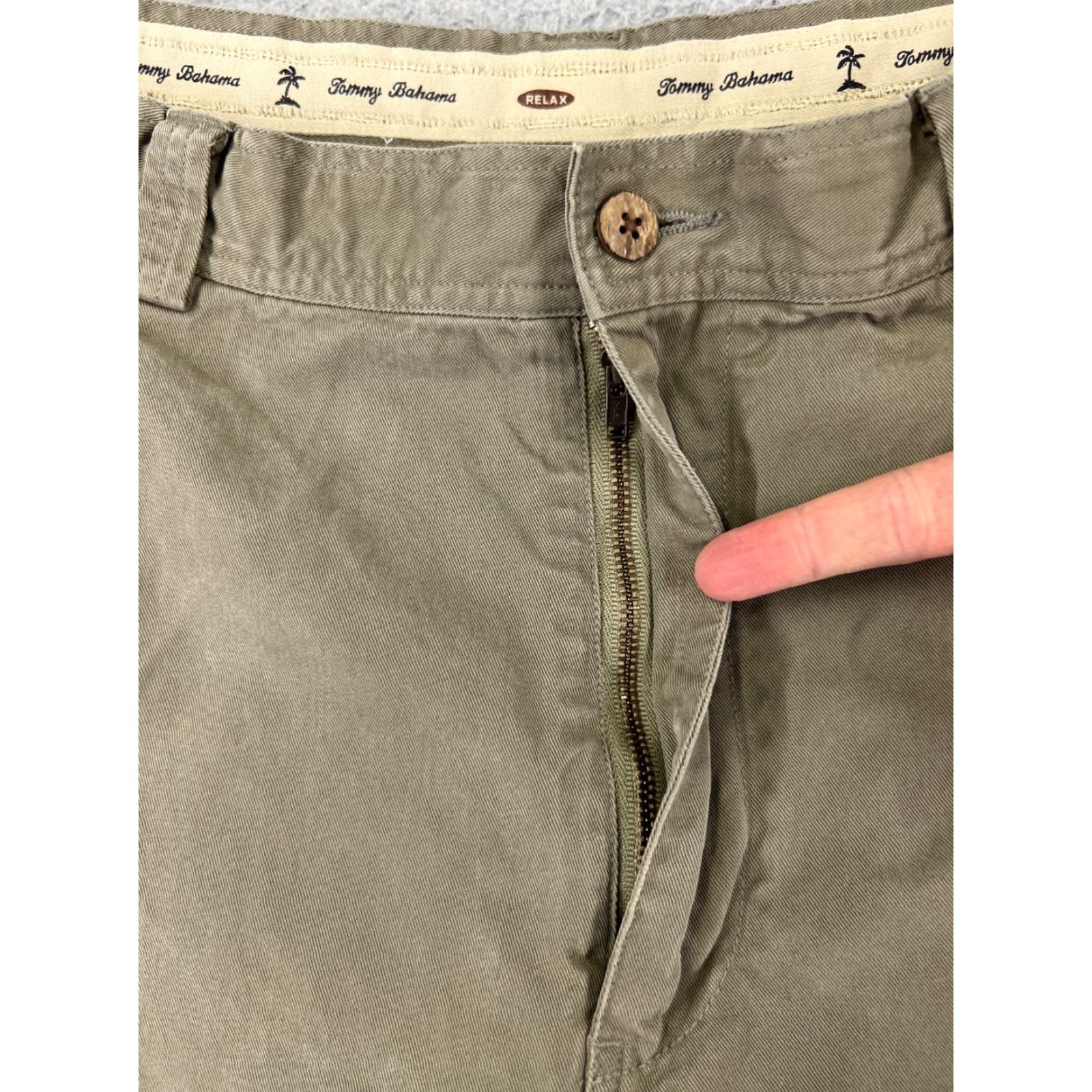 Tommy Bahama Tommy Bahama Shorts Mens 35 Beige Pleated Bermuda Tencel Blend Golf Golfer Size US 35 - 6 Thumbnail