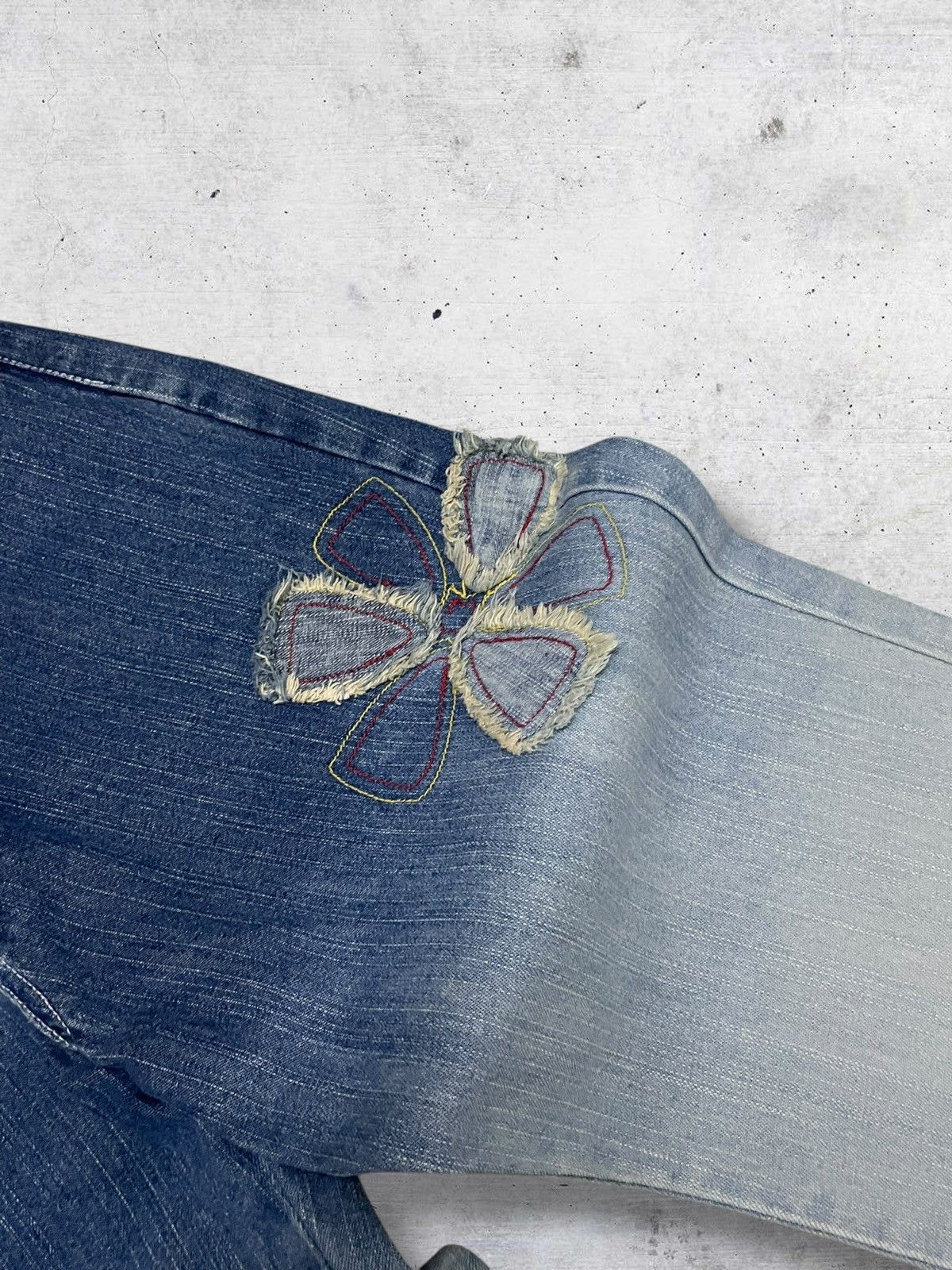 VINTAGE JAPAN 90S FLORA APPLIQUE FLARED ARTSY TWIST DENIM