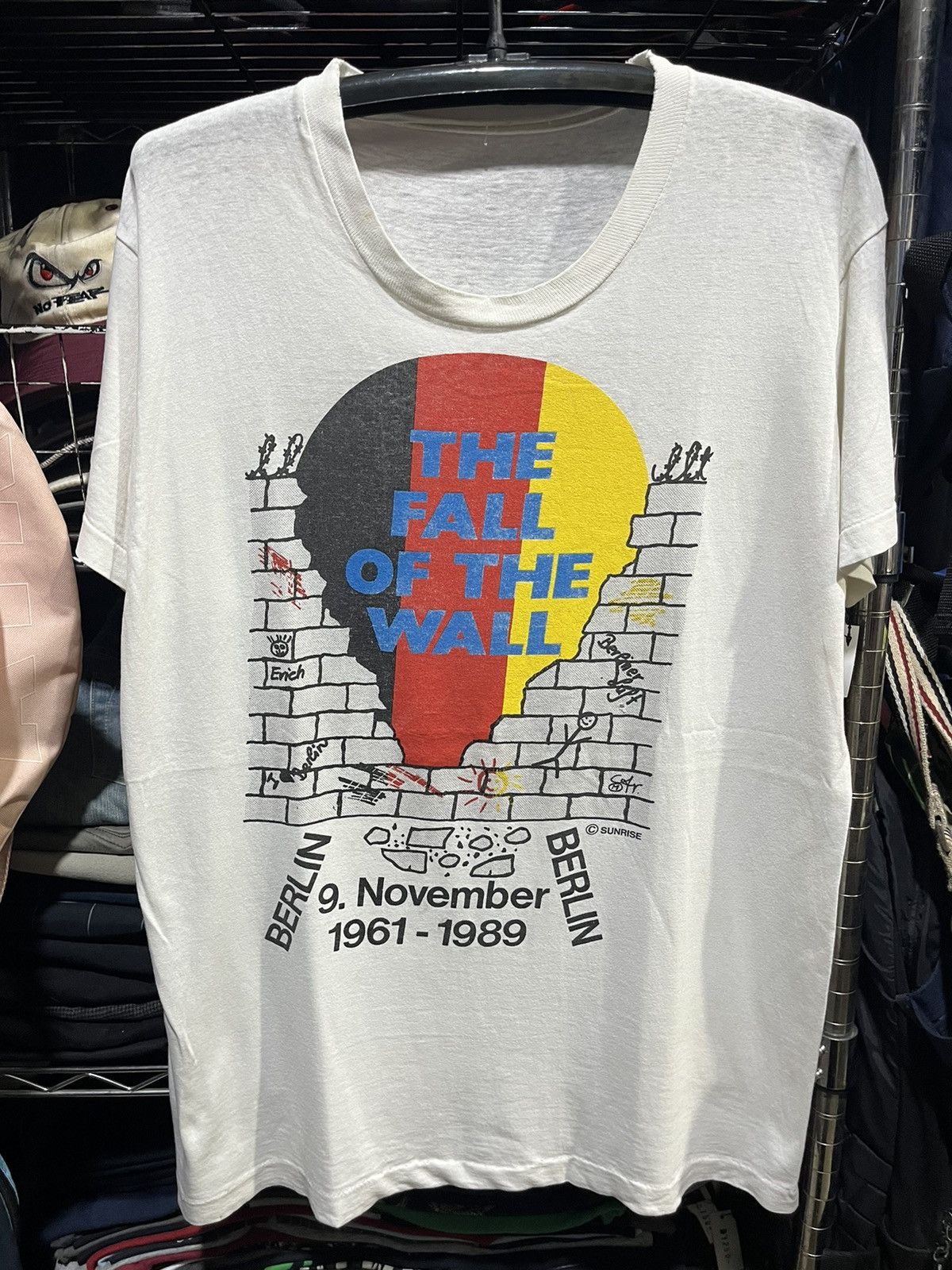 Vintage The Fall of The Wall Berlin Souvenir Tee 80s Size US L / EU 52-54 / 3 - 1 Thumbnail