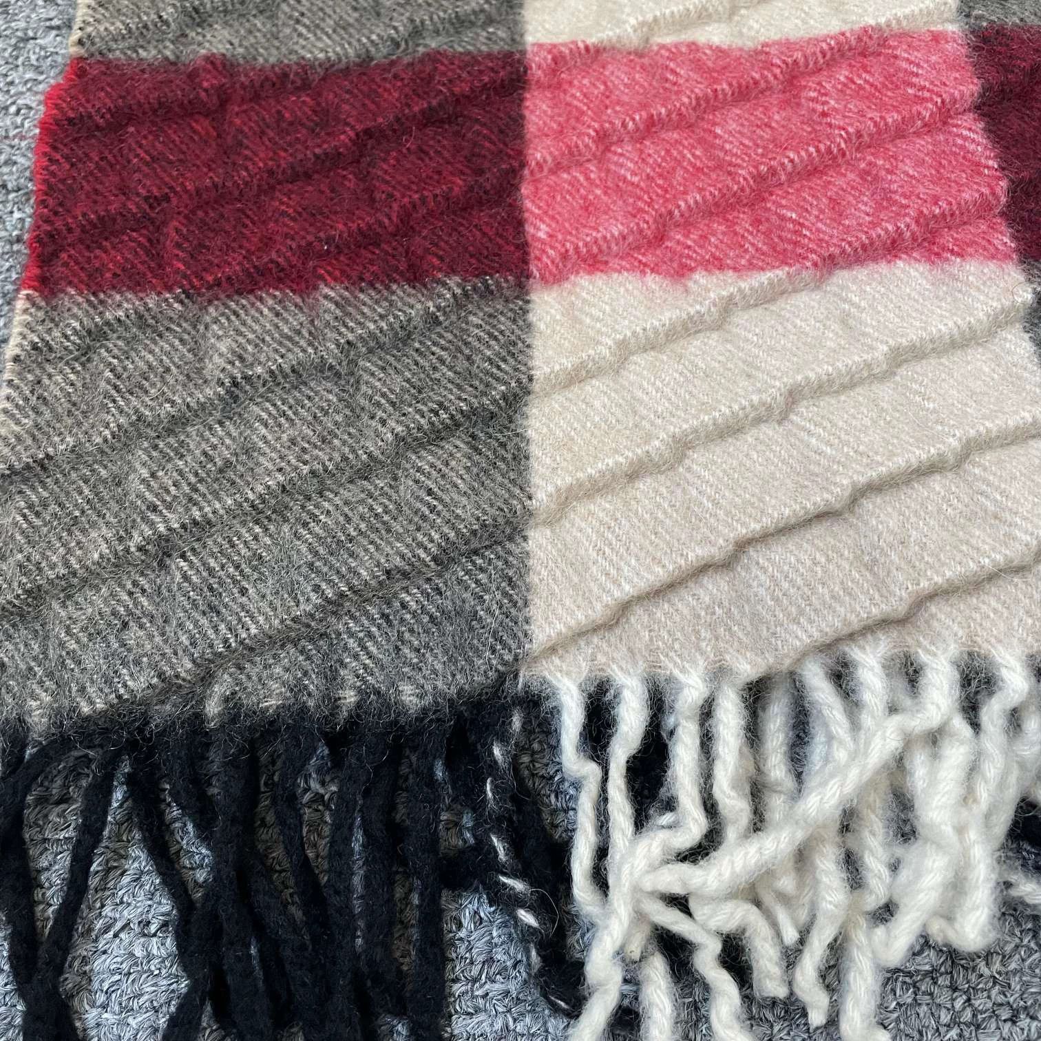 Burberry Burberry Classic Check Wool Shawl Black/White Tassel Size ONE SIZE - 3 Thumbnail