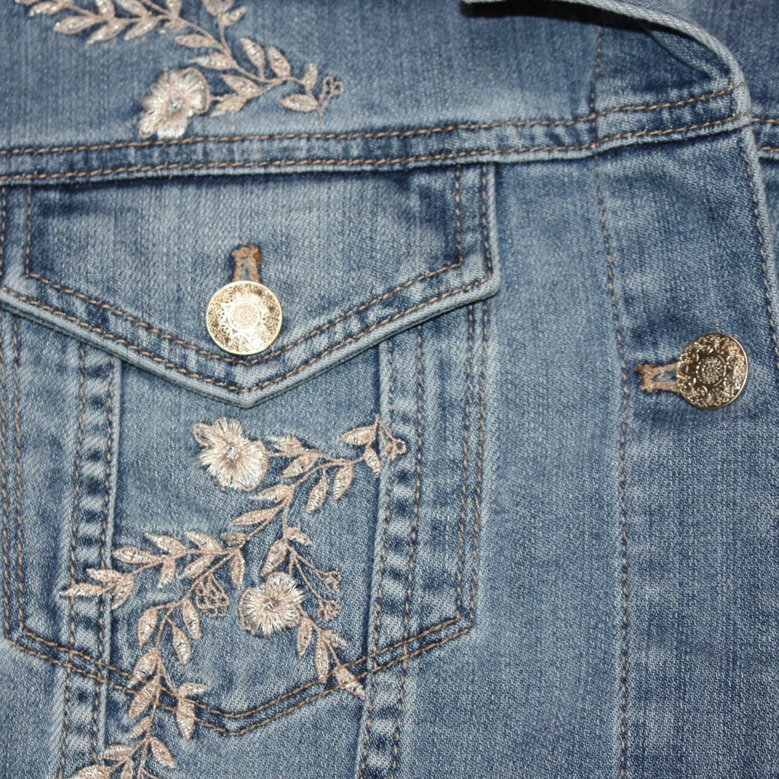 White House Black Market Embroidered Blue Denim Jean Jacket in size M Size M / US 6-8 / IT 42-44 - 6 Thumbnail