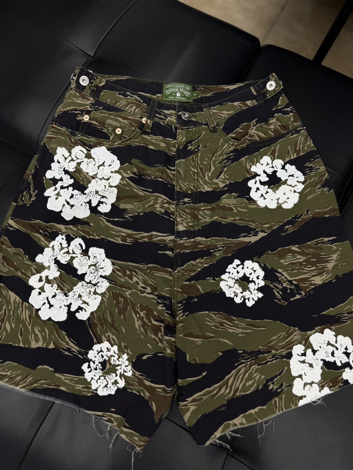 DENIM TEARS Denim Tears Cotton Wreath 2025 Shorts Size S Camo (NEW) Size US 29 - 5 Thumbnail