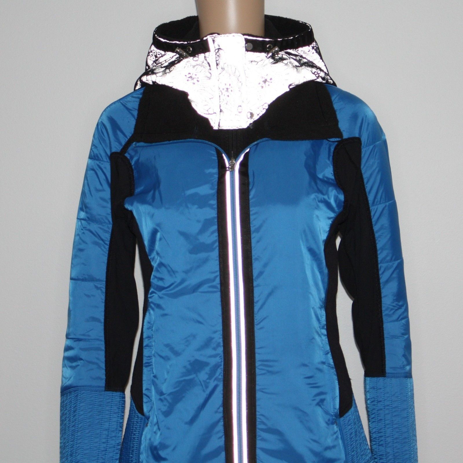 Lululemon Bundle Up Jacket in Black & Beaming Blue in size 8 NWOT Size M / US 6-8 / IT 42-44 - 15 Thumbnail