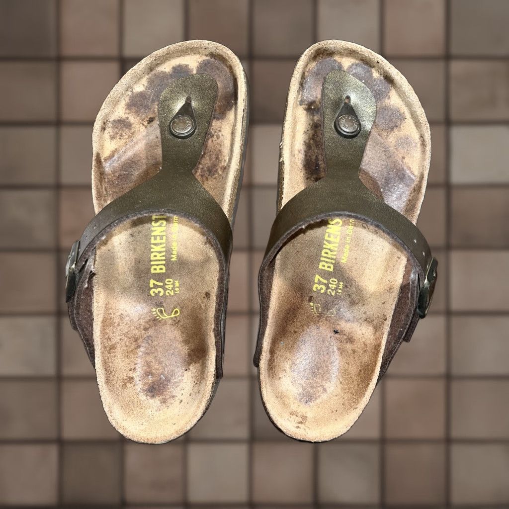 Birkenstock Birkenstock Gizeh Sandals Gold Birch-Flor Women 6 US 37 EU Buckle Thong Flat Heel Sandal Weather: Casual Workwear Travel Vintage: No Size US 6 / IT 36 - 1 Thumbnail