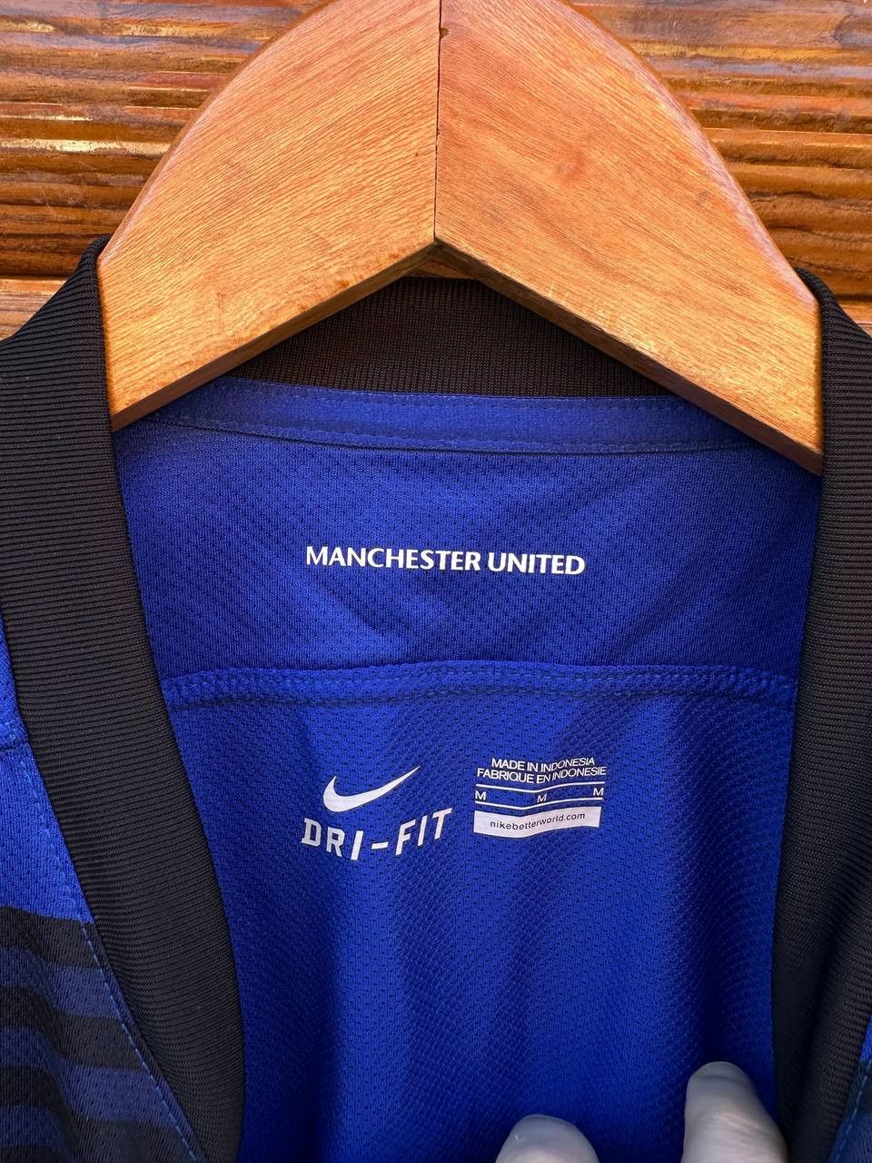 Nike MANCHESTER UNITED FOOTBALL MEN SHIRT JERSEY NIKE ORIGINAL Size US M / EU 48-50 / 2 - 5 Thumbnail