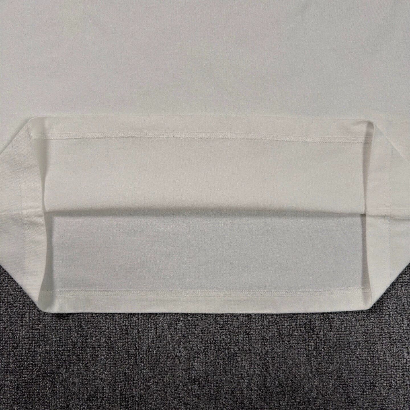 Louis Vuitton LV White Embossed Logo Short Tee M LN Size US M / EU 48-50 / 2 - 7 Thumbnail