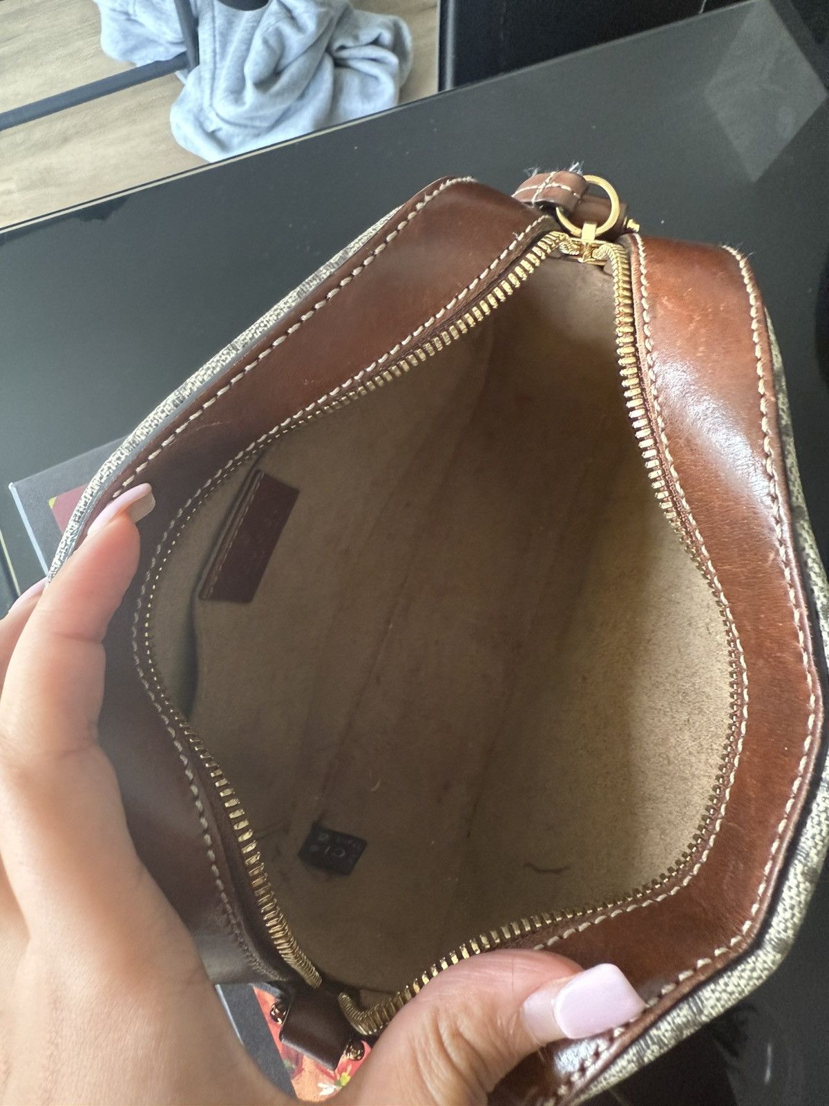 Gucci Gucci GG Supreme Canvas & Leather Camera Bag in Beige Size ONE SIZE - 6 Thumbnail