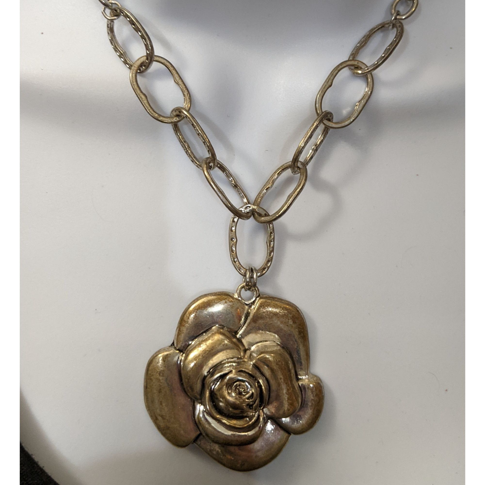 Other Silver Metal Chunky Flower Pendant Necklace Size ONE SIZE - 3 Thumbnail