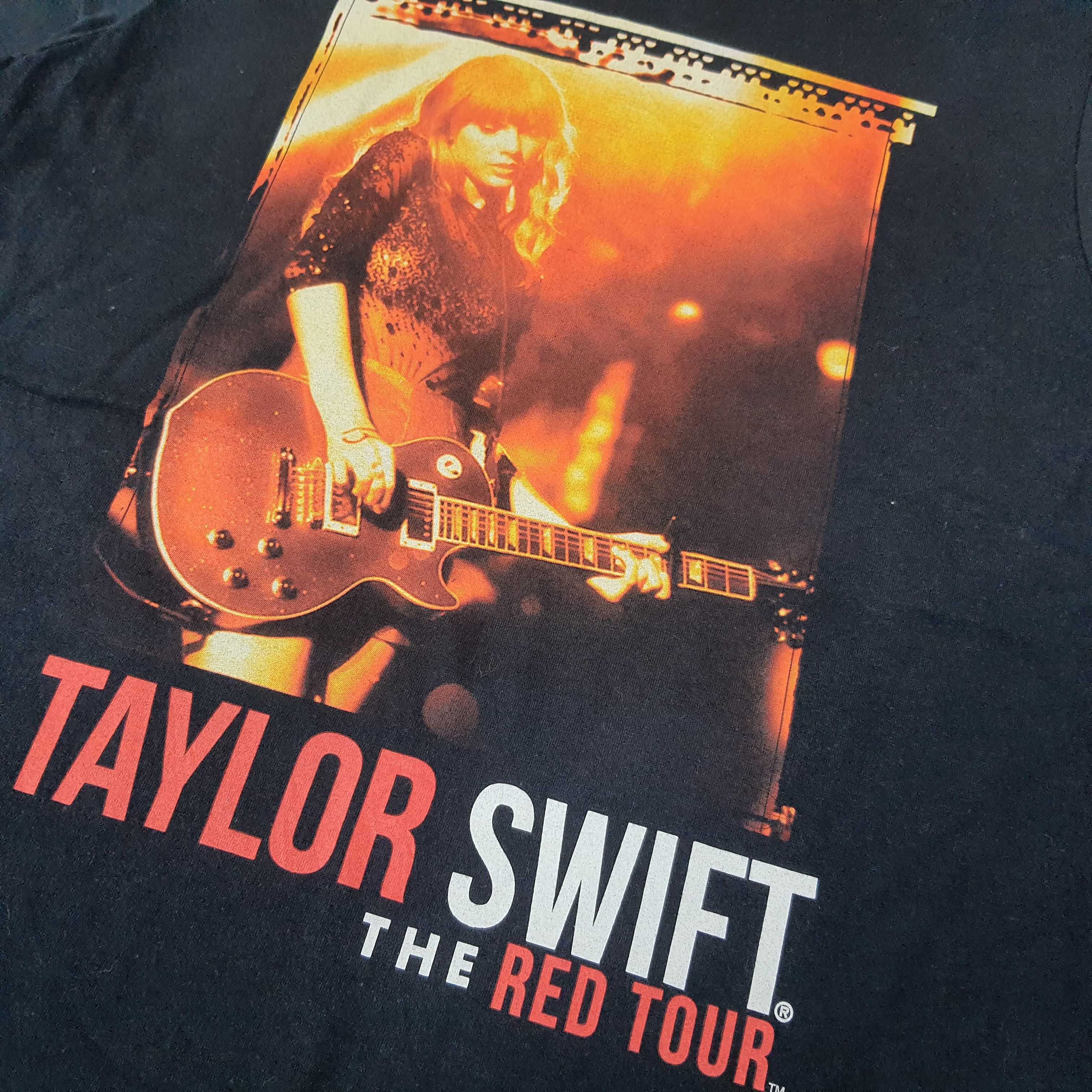 Band Tees Vintage Taylor Swift The Red Tour Tshirt C259N53 Size US XS / EU 42 / 0 - 2 Thumbnail