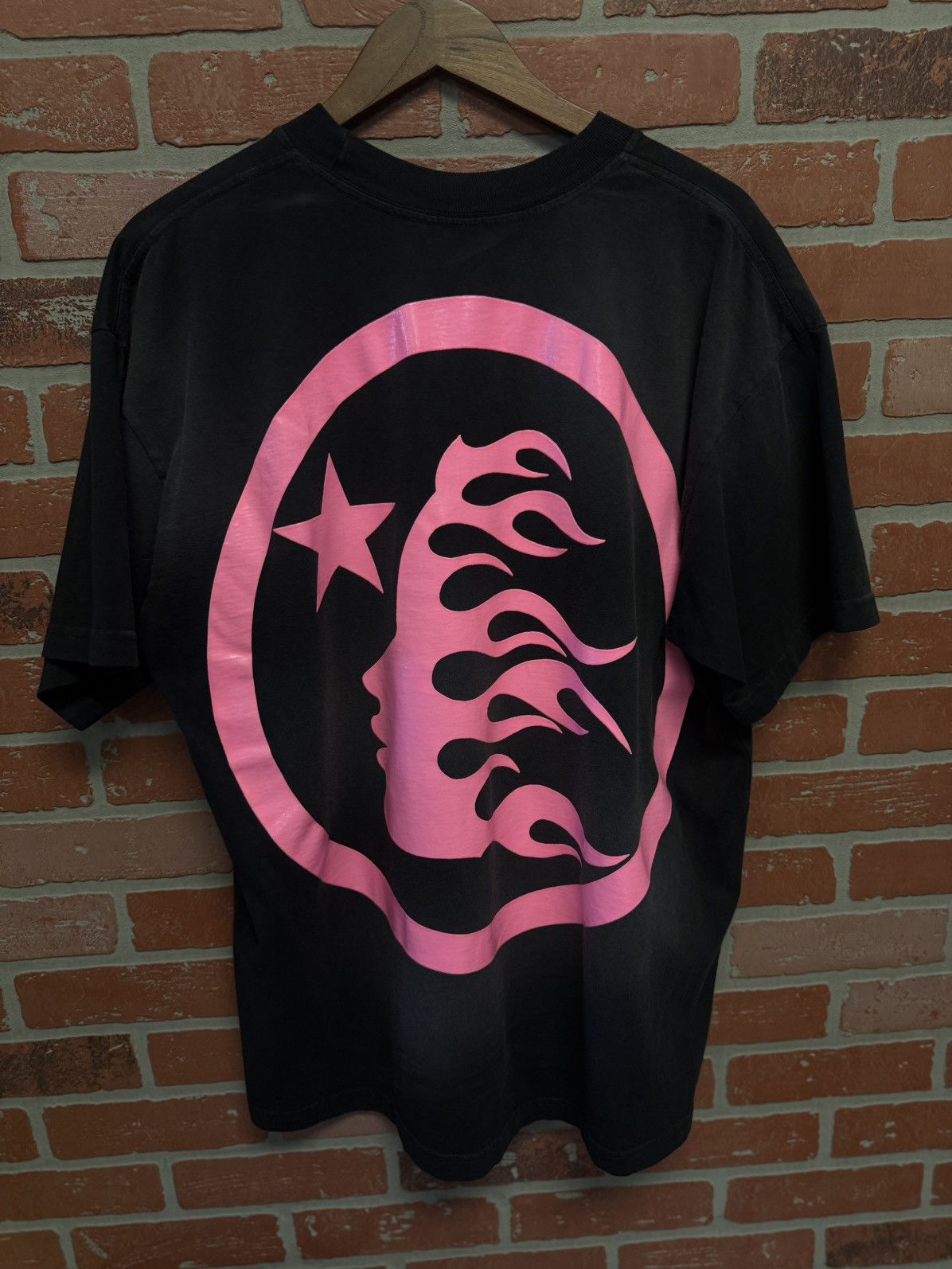 HELLSTAR Hellstar Black Pink Logo Tee Shirt 100% Authentic Size M Size US M / EU 48-50 / 2 - 7 Thumbnail