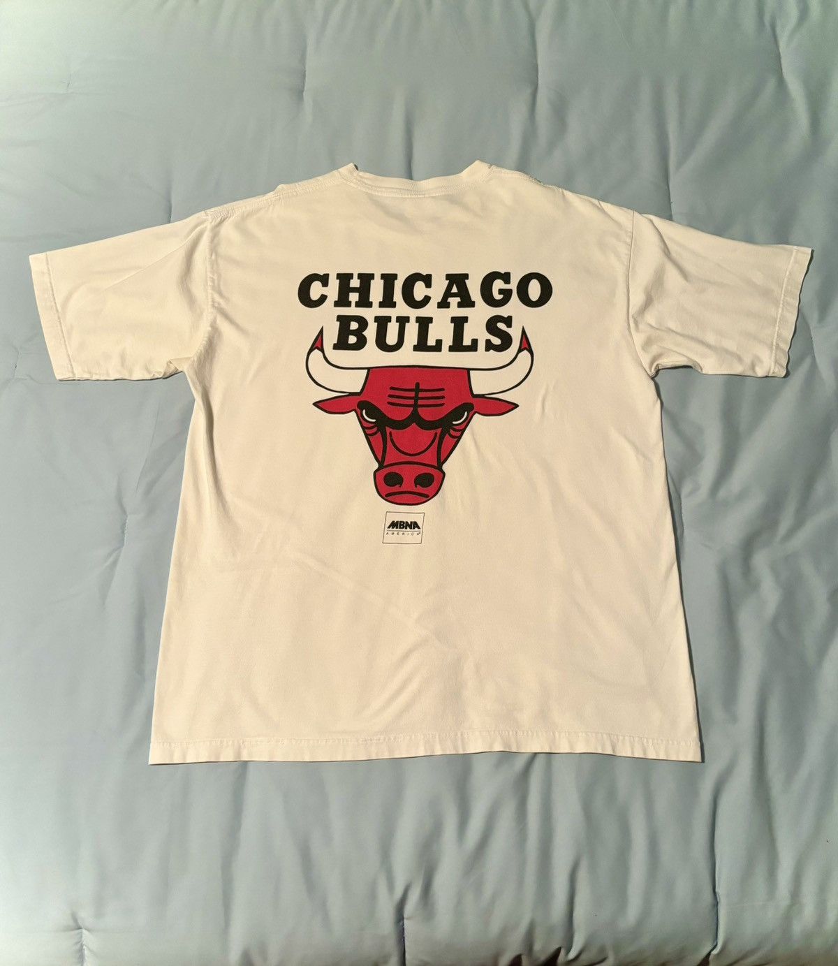 Image of Chicago x Chicago Bulls Logo Graphic Tee Front & Back Spellout 90's Nba in White, Men's (Size XL)