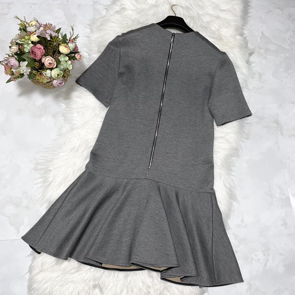 Louis Vuitton Louis Vuitton Sequin Flower Embroidery Short Sleeve Dress M Size M / US 6-8 / IT 42-44 - 4 Thumbnail