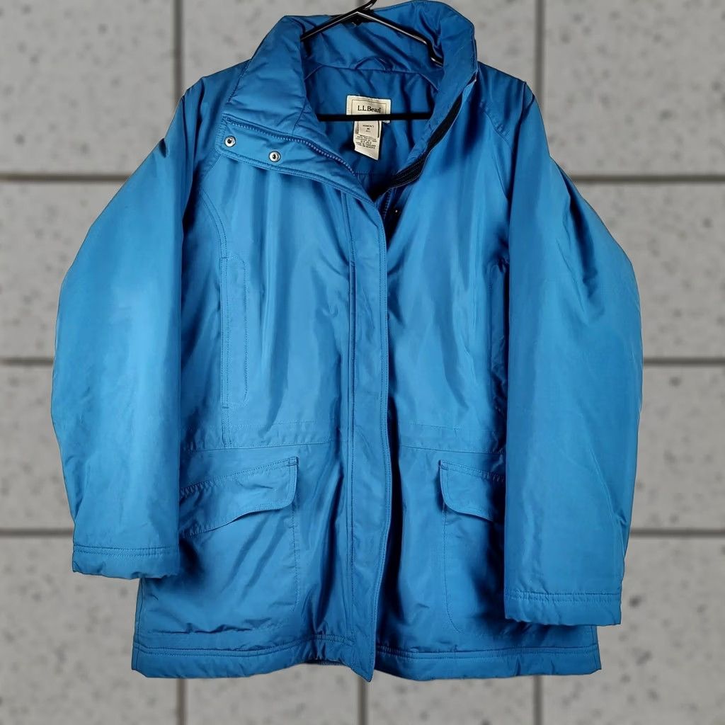 Vintage VINTAGE? No — LL Bean Womens Winter Coat Regular M Blue Zip Front Insulated Pockets Nylon Polyester Coat Women Winter Blue Jacket Size M / US 6-8 / IT 42-44 - 1 Thumbnail