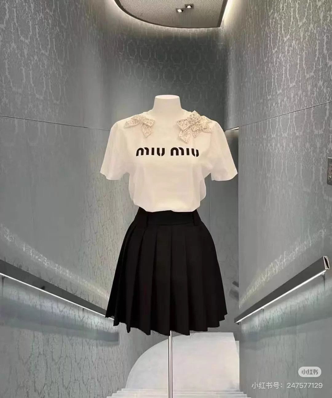 Miu Miu MIU MIU Women's Near New 3D Silk Bow Collar Short Sleeve S Size S / US 4 / IT 40 - 5 Thumbnail
