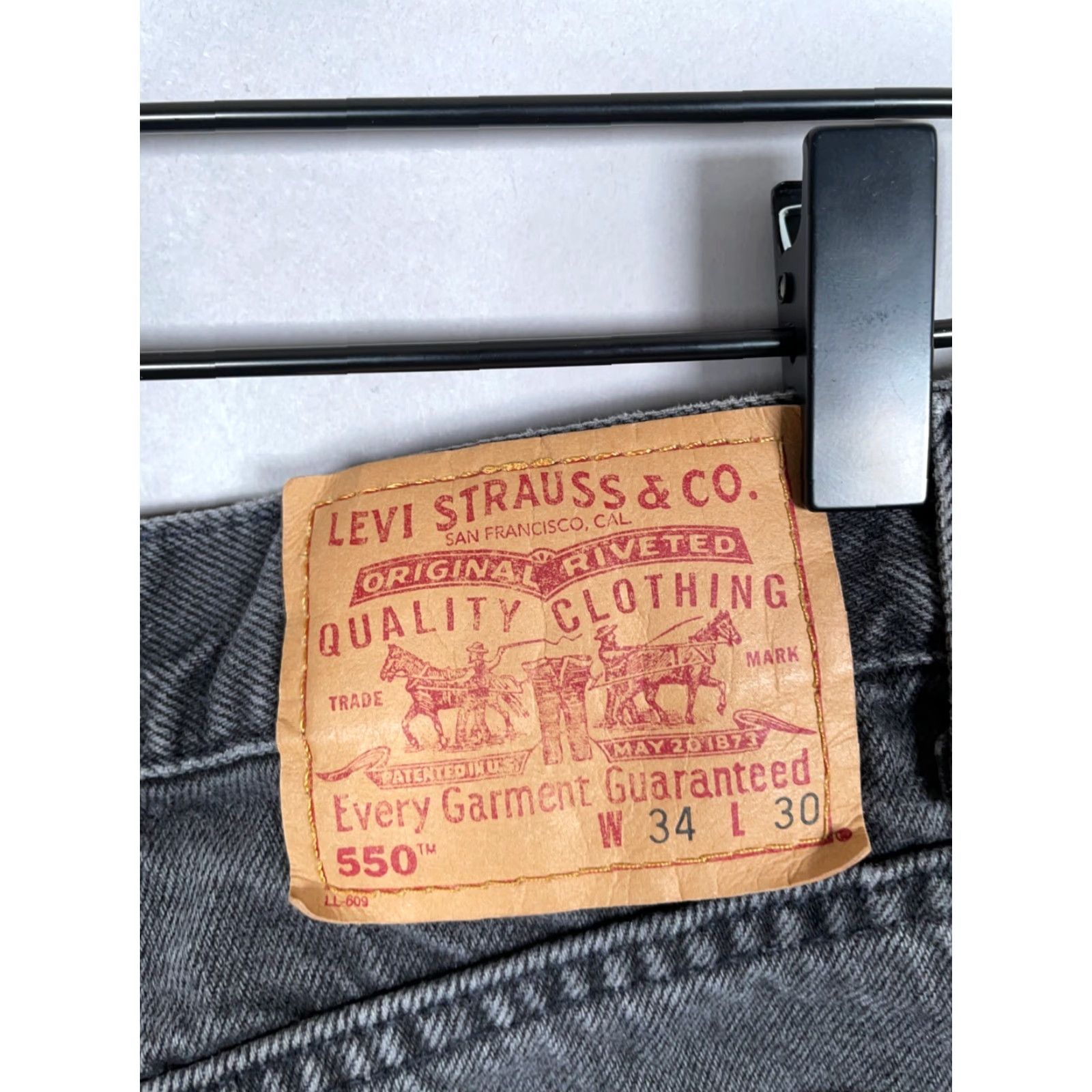 Levi's VINTAGE Levi's 550 Jeans Men's Tapered Fit Relaxed 31 x 29 Black 2000s Retro Classic Size US 31 - 4 Thumbnail
