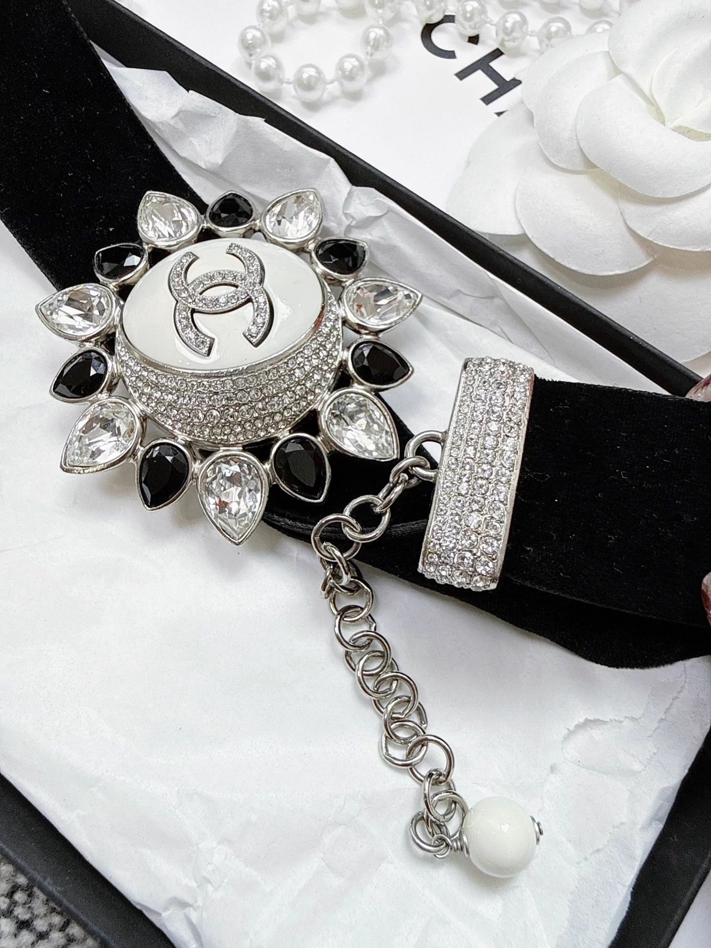 Chanel Chanel 22C Vlt B&W Crystal Sunflower Enamel Necklace 99 New Size ONE SIZE - 6 Thumbnail