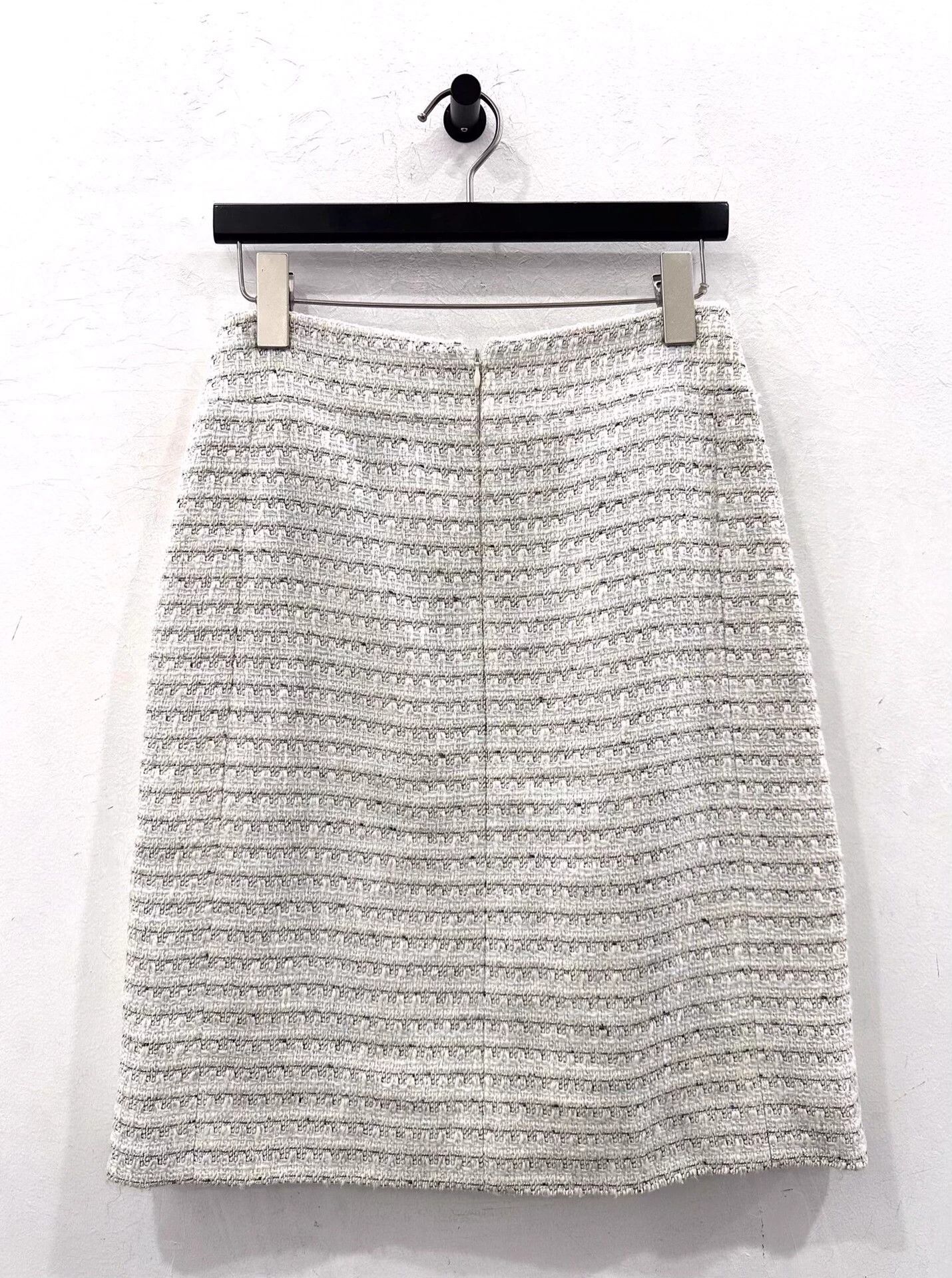 Chanel Chanel Women's ivory C logo skirt 36 Size 26" / US 2 / IT 38 - 2 Thumbnail