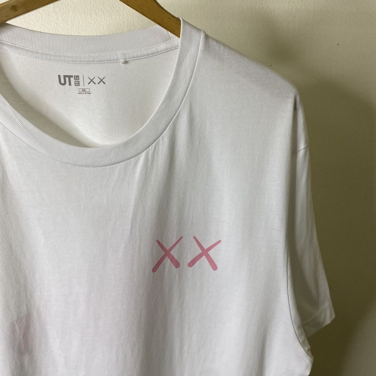 Kaws Kaws x Uniqlo Collaboration T Shirt Rare 2XL Size Size US XXL / EU 58 / 5 - 7 Thumbnail