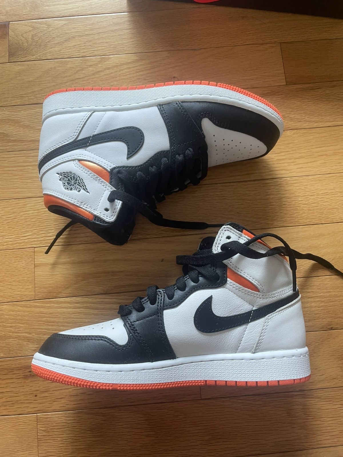 Nike Nike Jordan 1 Retro High - Electro Orange - Size 4.5Y Size US 5 / EU 37 - 2 Thumbnail