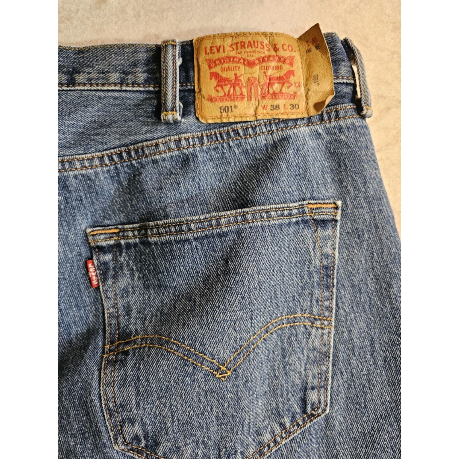 Levi's VINTAGE Levi 501 XX Jeans Men Blue Medium Wash Denim Cotton Y2K 2000s 38x30 Regular Mens Jeans Size US 38 / EU 54 - 5 Thumbnail