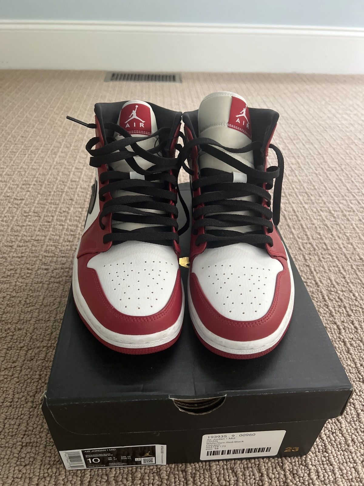 Jordan Brand Air Jordan 1 Chicago “2020” Size US 10 / EU 43 - 1 Thumbnail