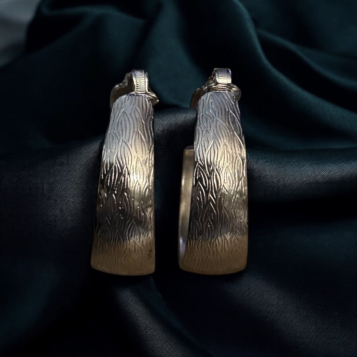 Vintage Vintage chunky silver tone etched clip on hoop earrings Size ONE SIZE - 2 Thumbnail
