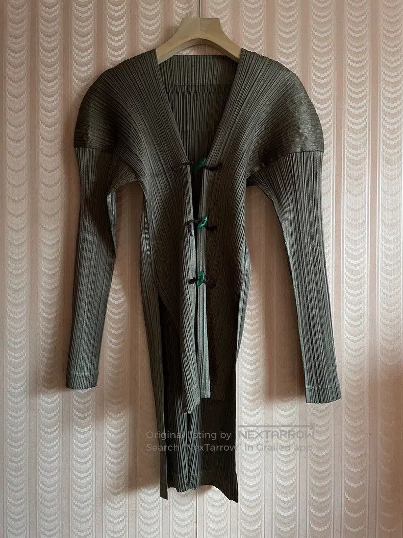 Issey Miyake Issey Miyake Ox Horn Frog Button Glossy Pleated Set Chines Size M / US 6-8 / IT 42-44 - 2 Thumbnail