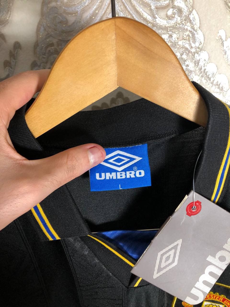Umbro VINTAGE UMBRO FC MANCHESTER UNITED ENGLAND SOCCER JERSEY 90s Size US L / EU 52-54 / 3 - 8 Thumbnail