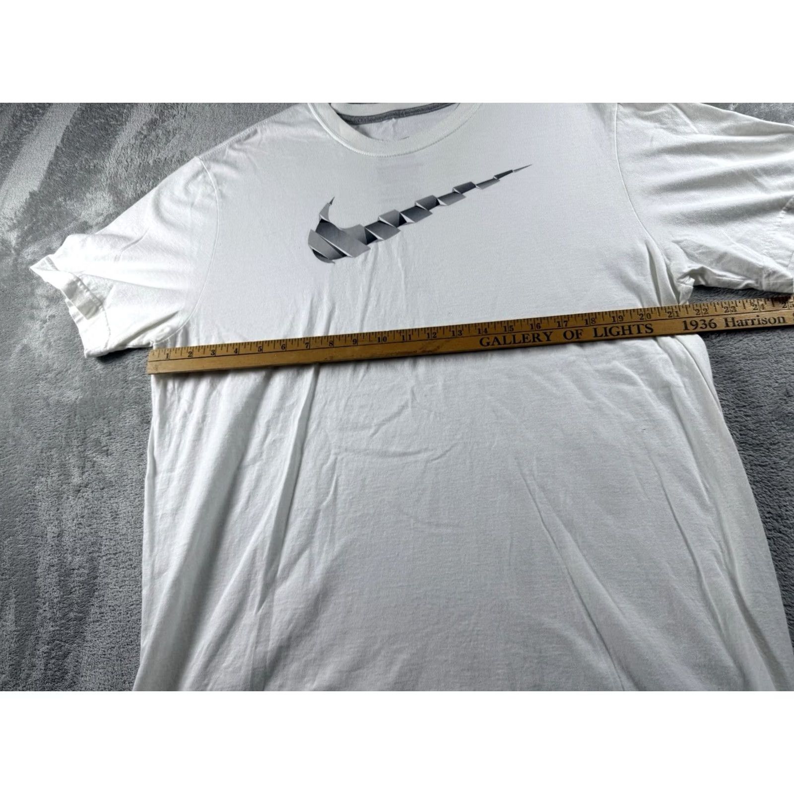 Nike NIKE MENS T-SHIRT XL SILVER SWOOSH Crew Neck Short Sleeve Cotton Knit Sports Athleisure Mens Size US XL / EU 56 / 4 - 4 Thumbnail