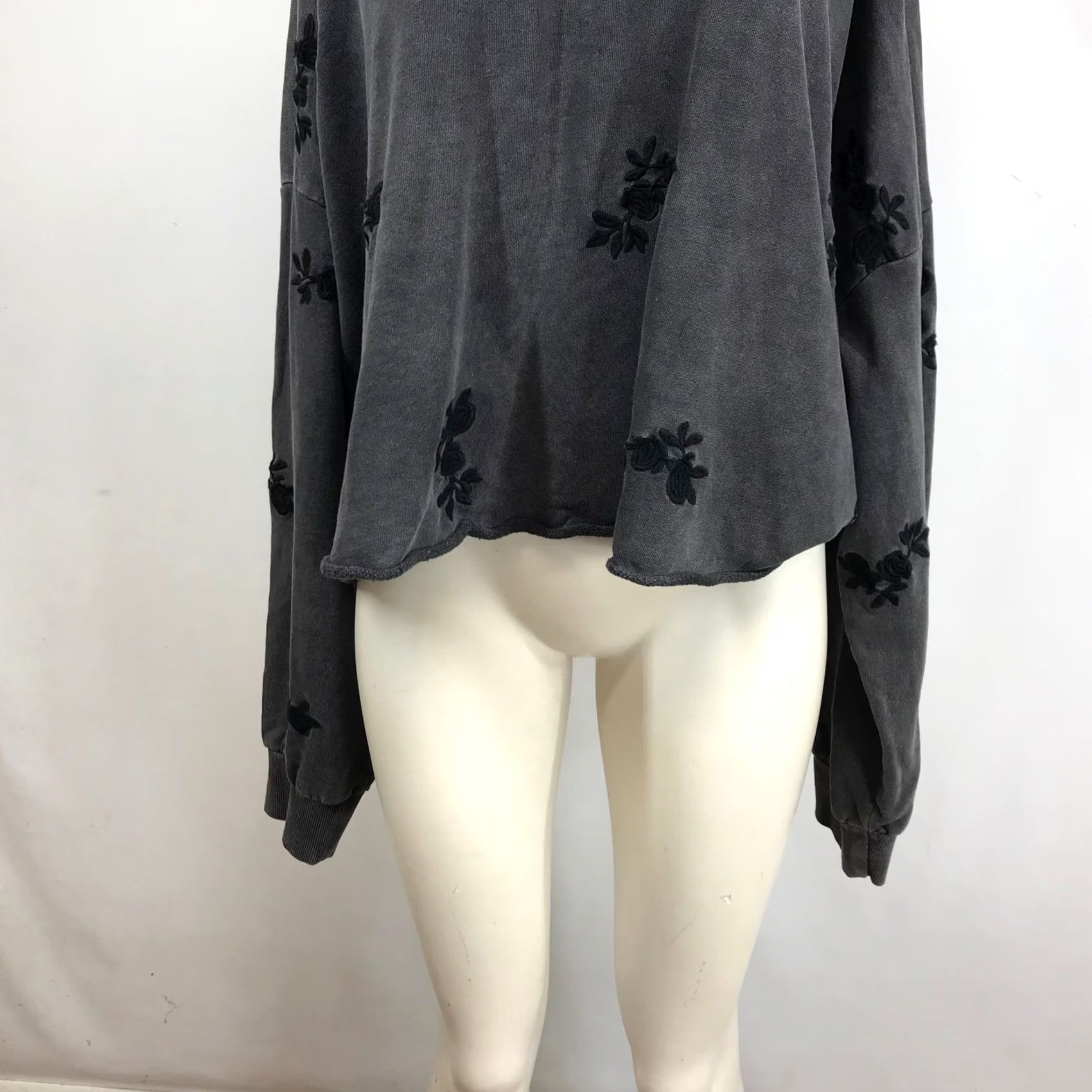 Torrid Torrid Cropped Embroidered Sweatshirt Faded Black 100% Cotton Crew Neck Long Sleeve Plus 3X Relaxed Oversized Size XXL / US 16-18 / IT 52-54 - 3 Thumbnail