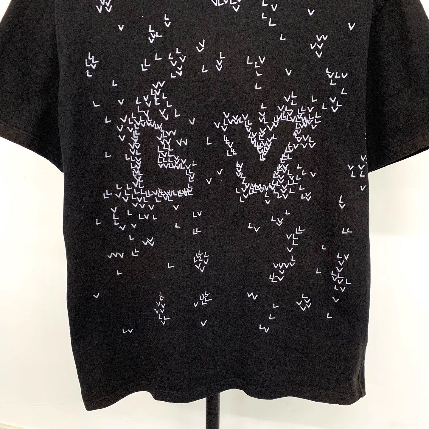 Louis Vuitton LV Logo Embroidered Plane Crewneck SS Tee Size US XL / EU 56 / 4 - 4 Thumbnail