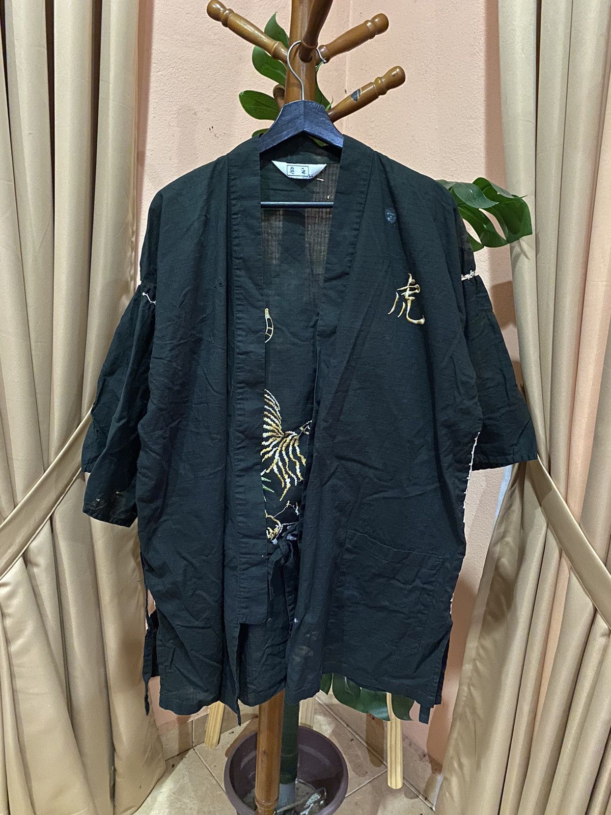 Other VINTAGE JAPANESE HAORI WITH TIGER EMBROIDERY - BLACK KIMONO Size US XL / EU 56 / 4 - 8 Thumbnail