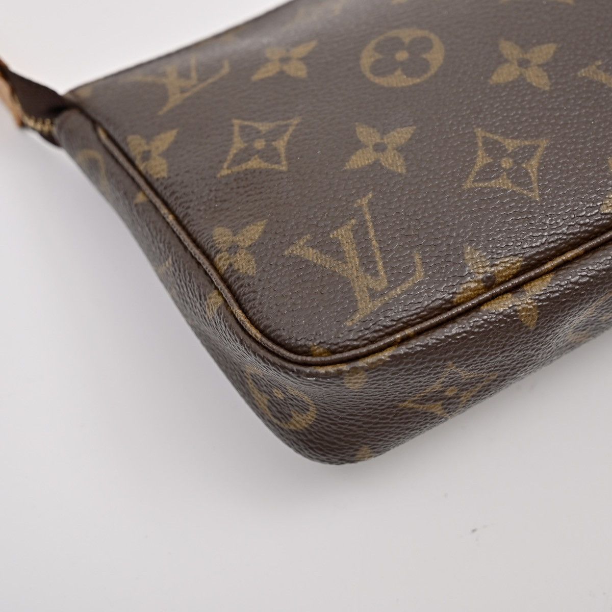 Louis Vuitton Louis Vuitton Pochette Accessoires Monogram Leather Bag Size ONE SIZE - 16 Thumbnail