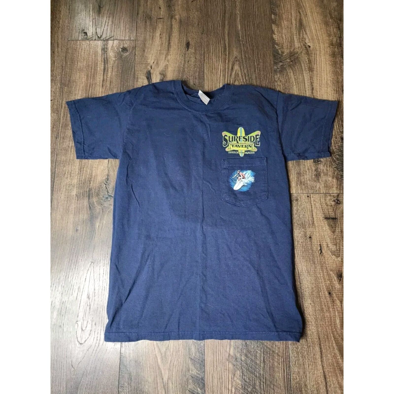 Gildan Mens S Surfside Tavern Daytona Beach FL Double Sided Pocket T Shirt Size US S / EU 44-46 / 1 - 4 Thumbnail