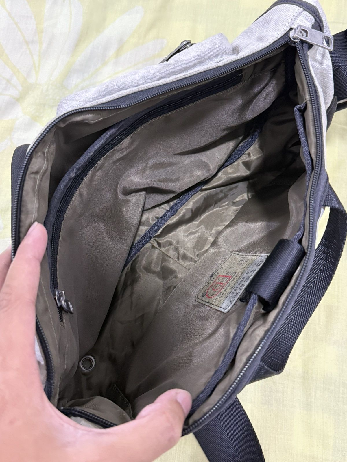 Diesel Vtg Y2K Diesel Crossbody Bag Size ONE SIZE - 13 Thumbnail