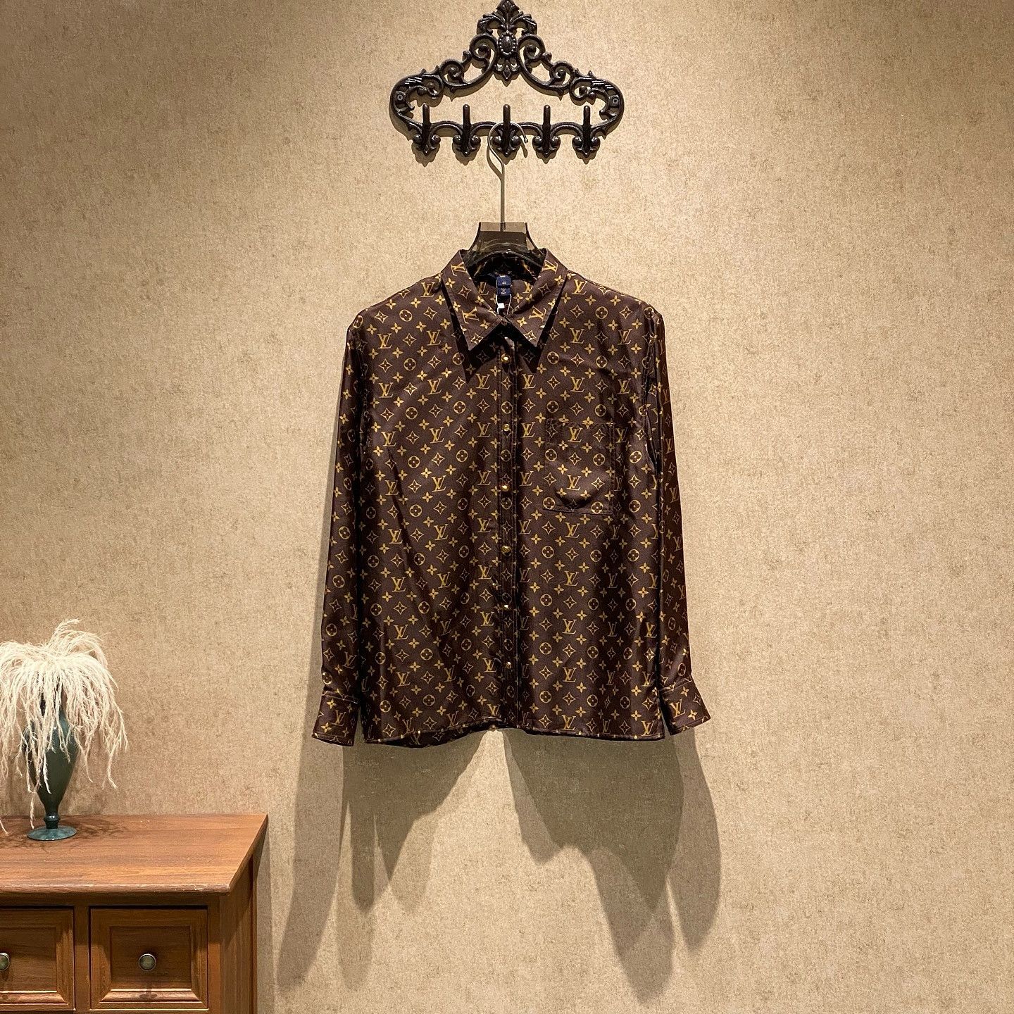 Louis Vuitton Louis Vuitton Monogram Silk Button Up Shirt Size 40 Size M / US 6-8 / IT 42-44 - 1 Thumbnail