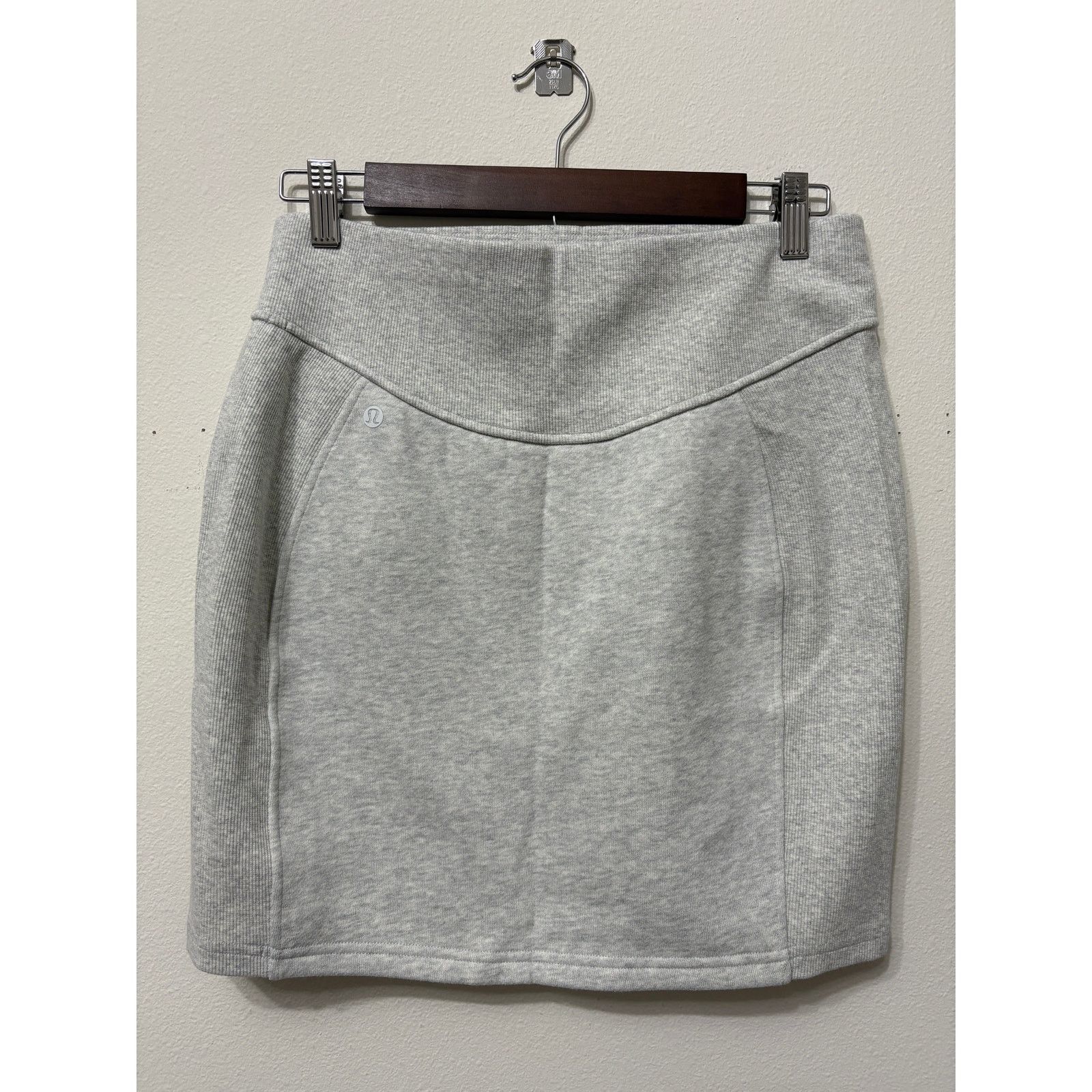 Lululemon NWT Lululemon Scuba HR Mini Skirt Sz M MSRP $78 Light Grey Size 29" - 4 Thumbnail
