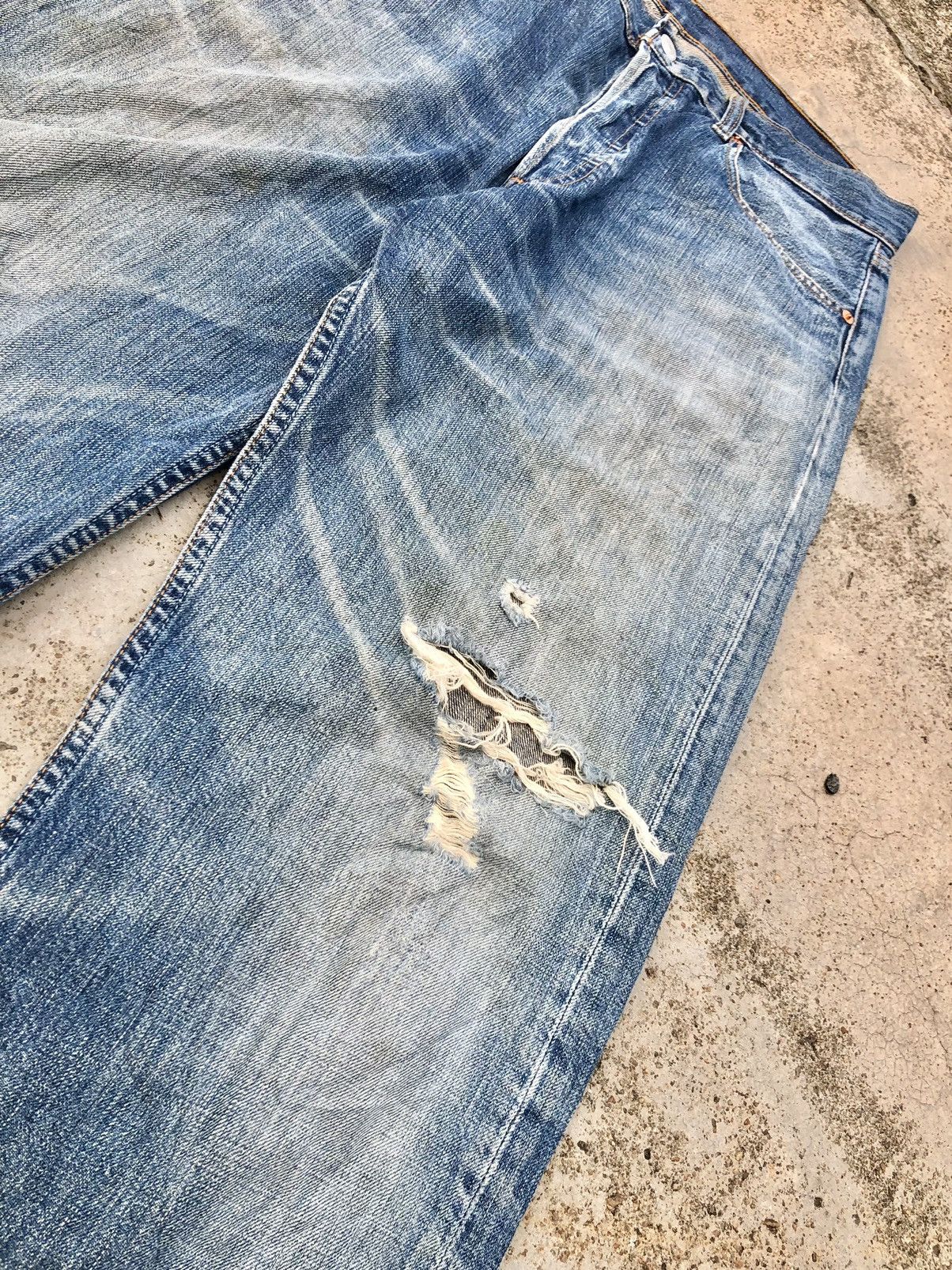 Levi's VINTAGE LEVIS 501 DISTRESSED JEANS Size US 33 - 3 Thumbnail