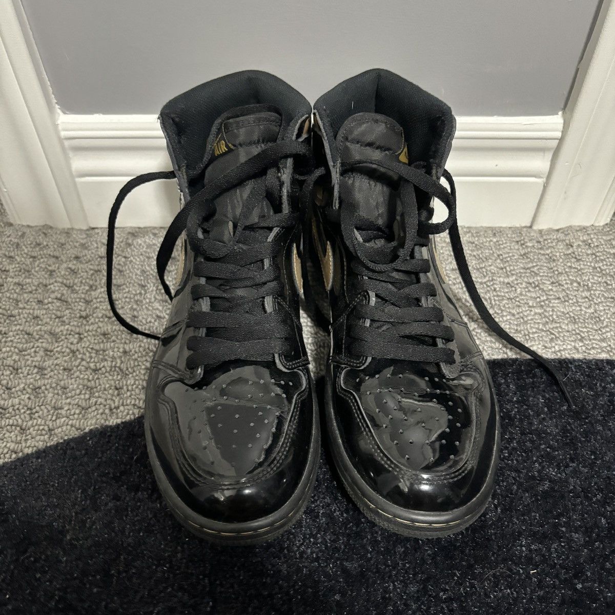 Jordan Brand Jordan 1 Black Metallic Gold Size US 9.5 / EU 42-43 - 2 Thumbnail