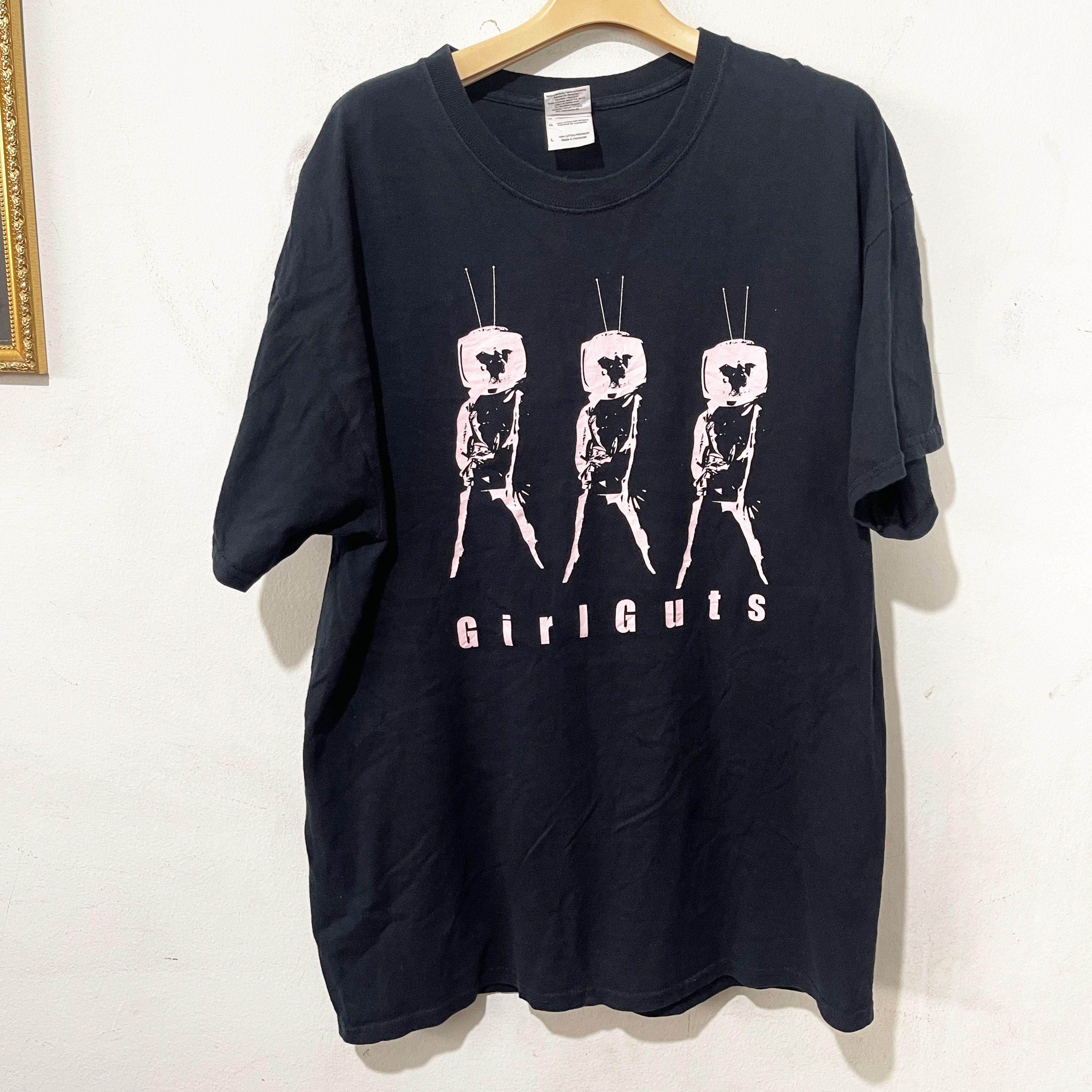 Band Tees 2000s Girl Guts Pink Print T-Shirt Size US L / EU 52-54 / 3 - 1 Thumbnail