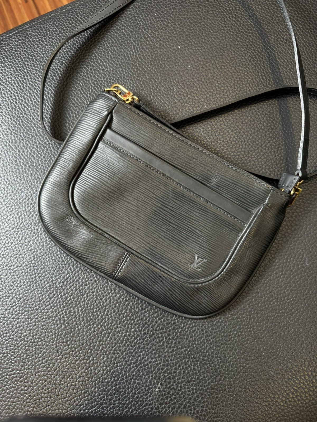 Louis Vuitton LOUIS VUITTON Black Epi Leather Sarvanga Crossbody Bag Size ONE SIZE - 3 Thumbnail