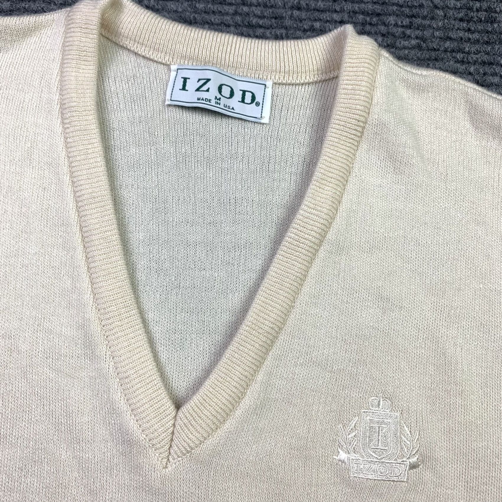 Izod VINTAGE Izod Adult Medium V-Neck Golf Sweater Vest Embroidered Logo USA Made 90s Mens Size US M / EU 48-50 / 2 - 2 Thumbnail