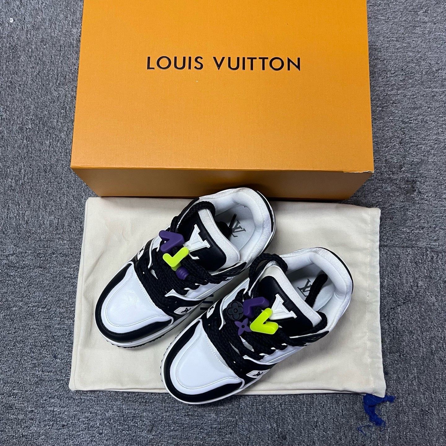 Louis Vuitton Louis Vuitton White Lowtop Sneakers 8.5 Men Size US 8.5 / EU 41-42 - 1 Thumbnail